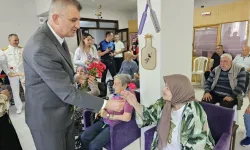 Gölcük protokolünden huzurevi sakinlerine sürpriz ziyaret