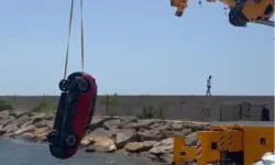 Keşan'da el freni unutulan otomobil denize uçtu