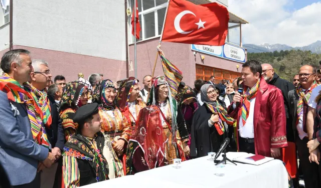 Bursa Osmangazi'de asırlık köy düğünü fethettti!