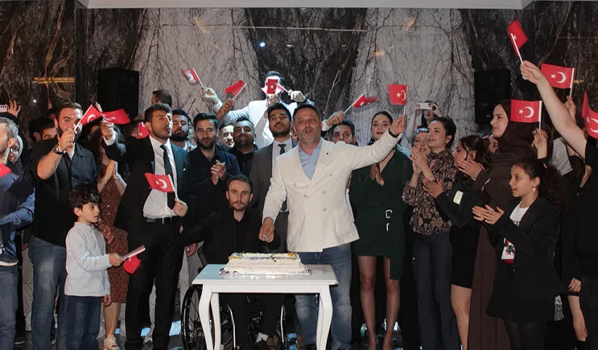 Bursa’da genç inşaat mühendislerinden 19 Mayıs coşkusu