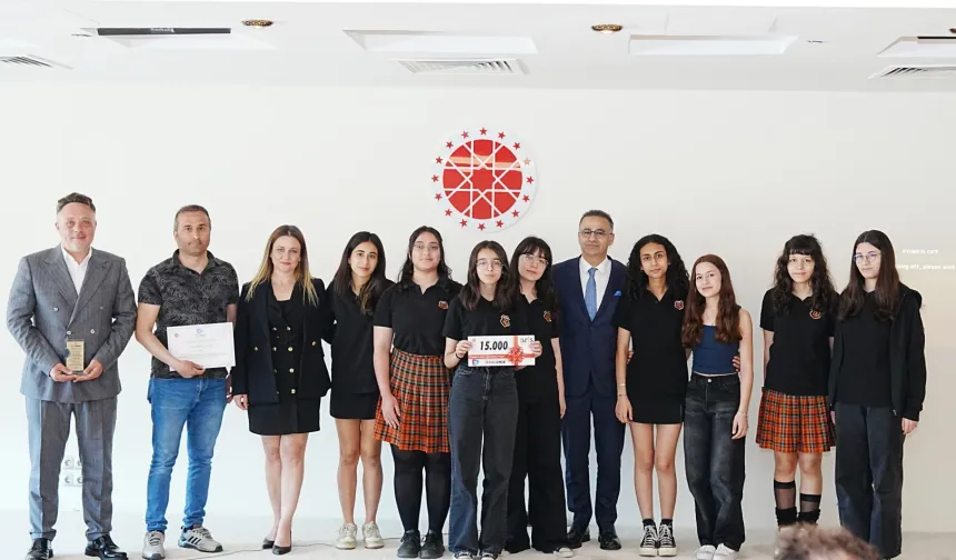 İzmir'de 400 öğrenci gazetecilikle 'Yarınlara İz Bırak'tı