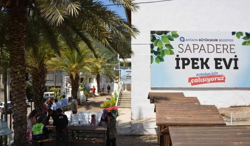 Antalya Büyükşehir’den üreticiye ipek böceği beslenme tablası