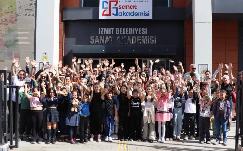 İzmit Belediyesi Sanat Akademisi tiyatro sahnesini büyütüyor